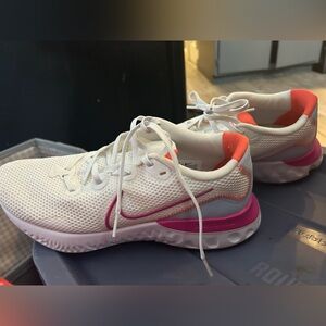 NIKE renew running sneakers
